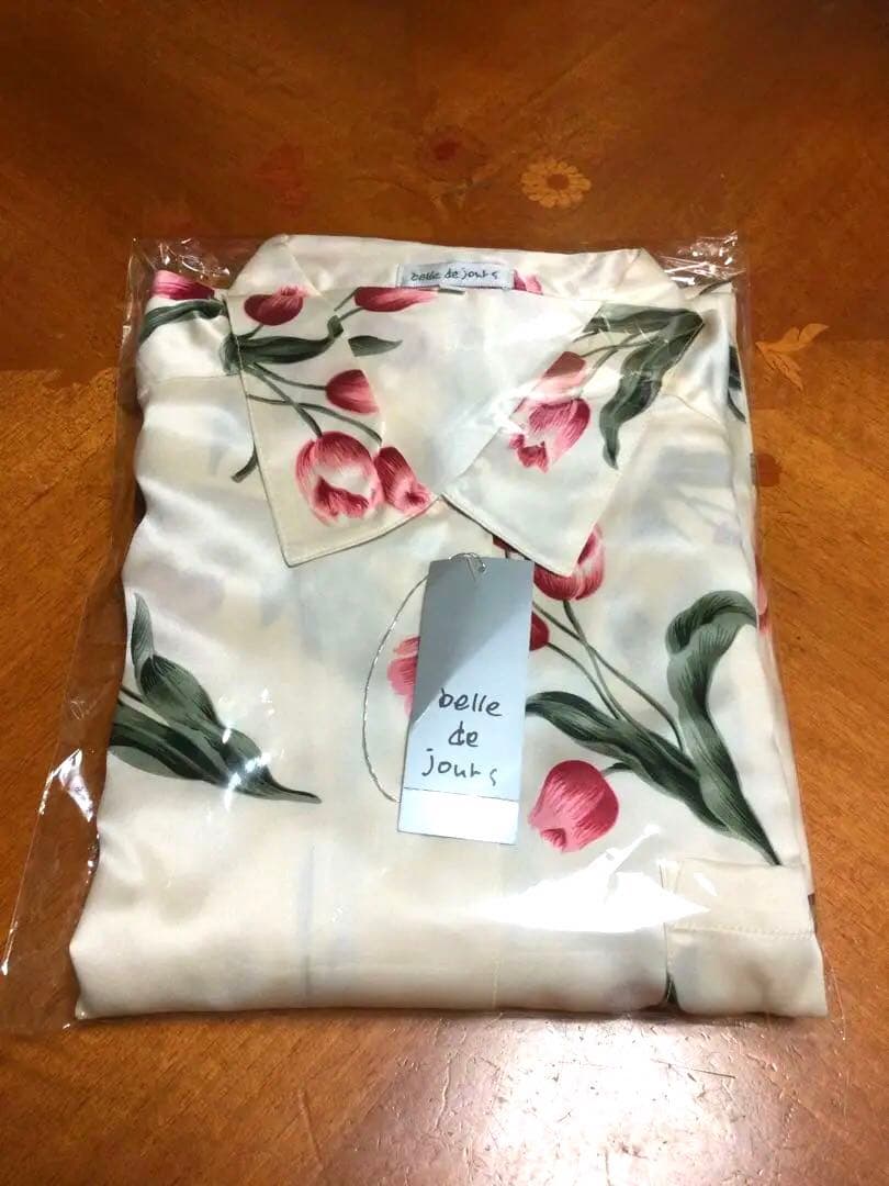 ◎新品未使用タグ付き　レディース　シルク　パジャマ　花柄　セットアップ 可愛い シルクパジャマ レディースパジャマ シルク100%パジャマ 繻子織り